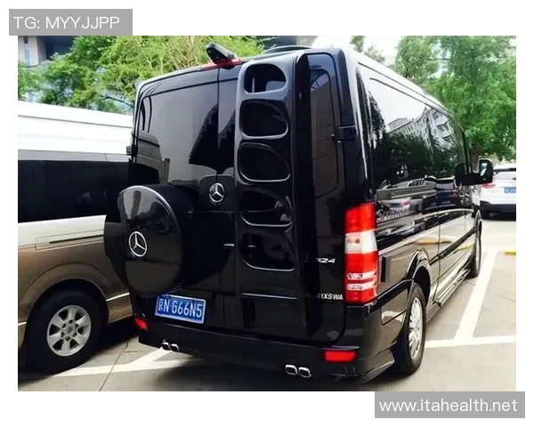 姚明驾奔驰豪车出行引发热议球场巨星的生活方式揭秘