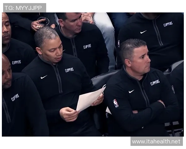 姚明持球突破展现巨人风范带领球队冲击胜利的精彩瞬间