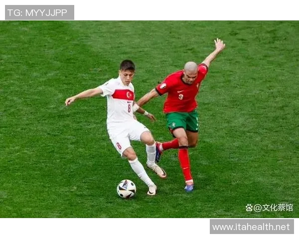 外号重炮的足球明星如何在绿茵场上发射精彩进球的传奇故事