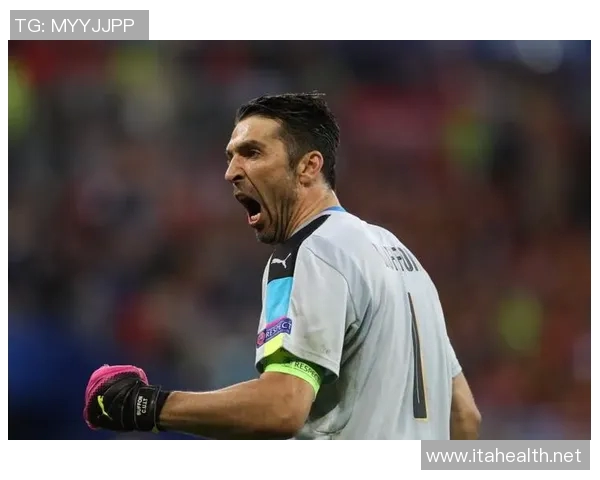 意大利街头热情亲吻足球明星视频引发网友热议与欢笑