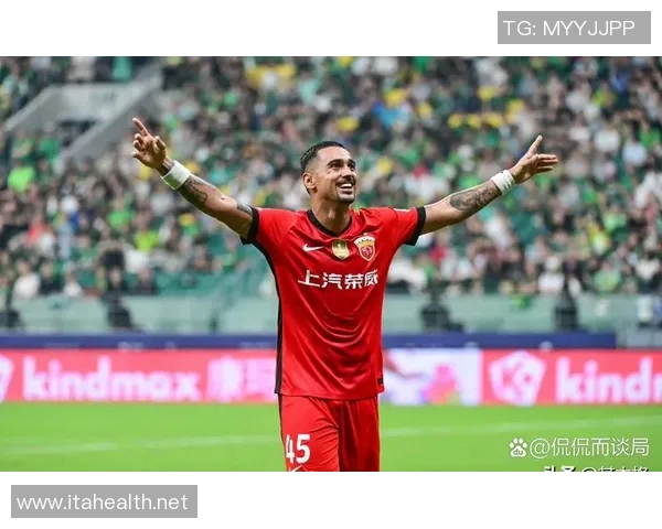 足球明星与裁判幽默互动引发全场欢笑瞬间回顾